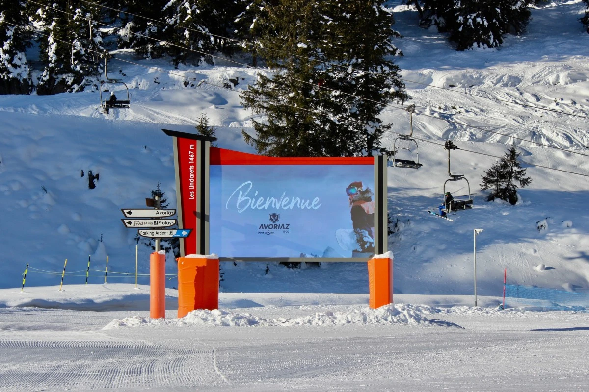 Vernetzte dynamische digitale DigiSnow-Anzeigetafel auf den Pisten des Skigebiets Avoriaz