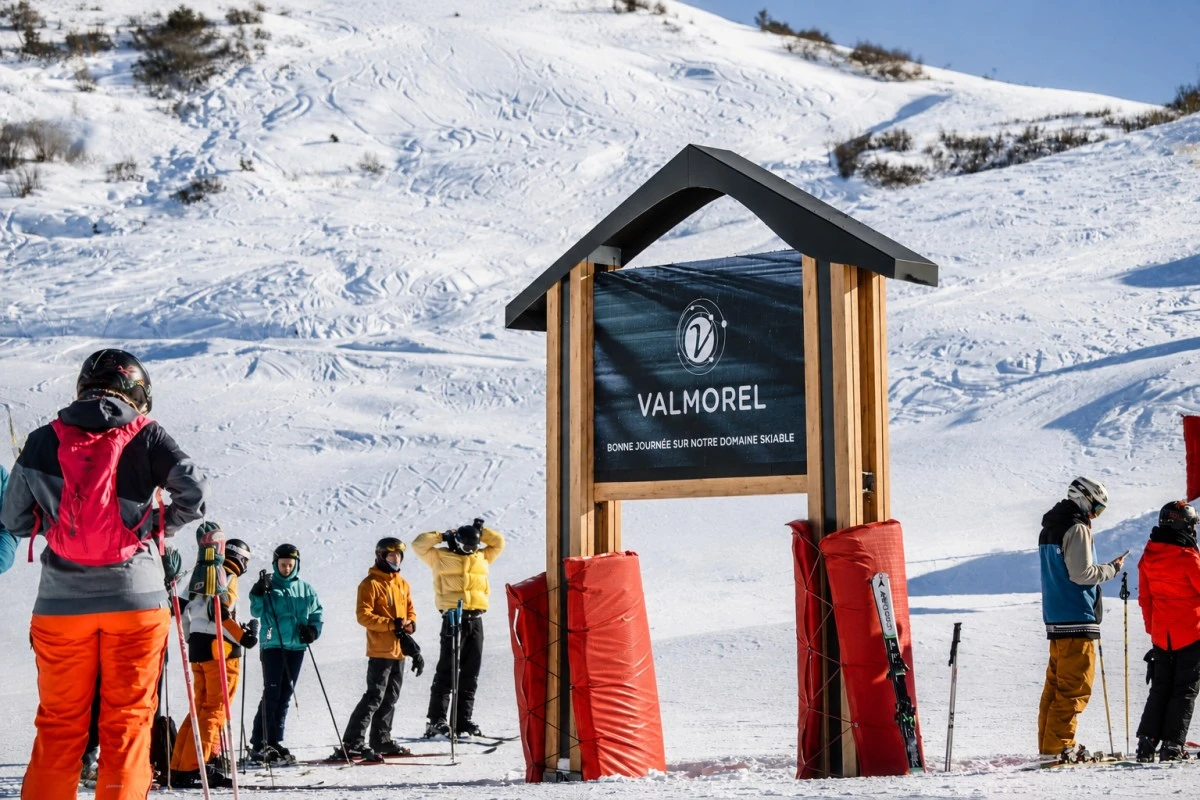 DigiSnow-Informationsportal aus Holz am Einstieg der Pisten in Valmorel
